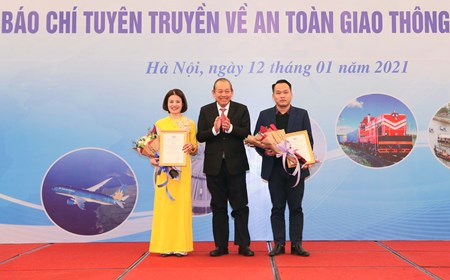 Phó Thủ tướng Thường trực trao Giải thưởng báo chí tuyên truyền về ATGT